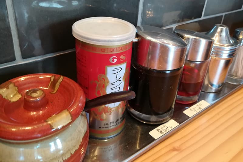 餃子の醤油ダレやラー油、コショウ