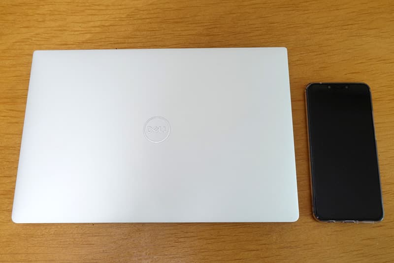 Dell New XPS 13とスマホ比較