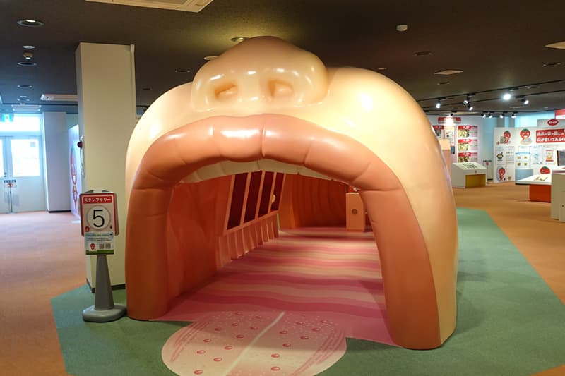 口の形をした大きな模型