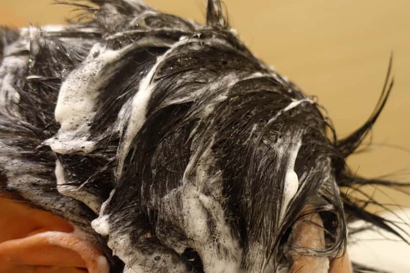 髪と頭皮を洗う