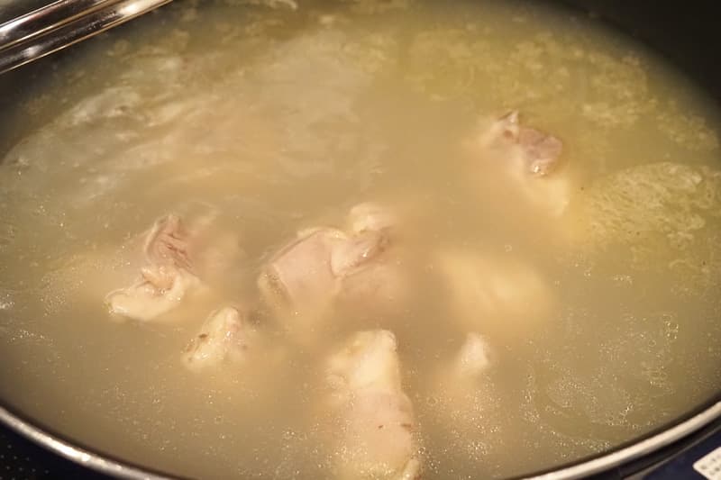 スープと鶏肉