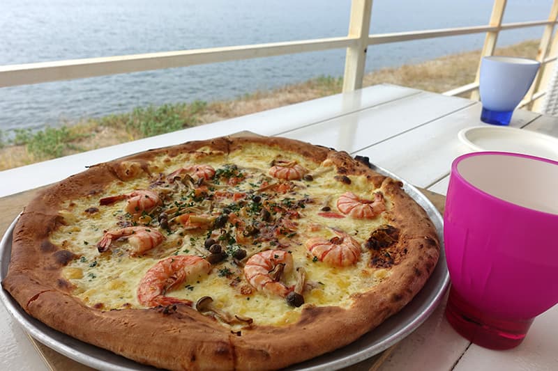 淡路島オニオンガーリック 海老とトマトのピッツァ