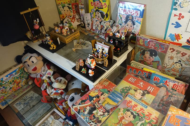 桃太郎に関するおもちゃや絵本の展示