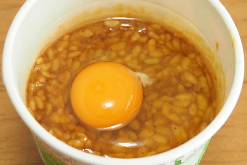 カレーメシに卵をトッピング