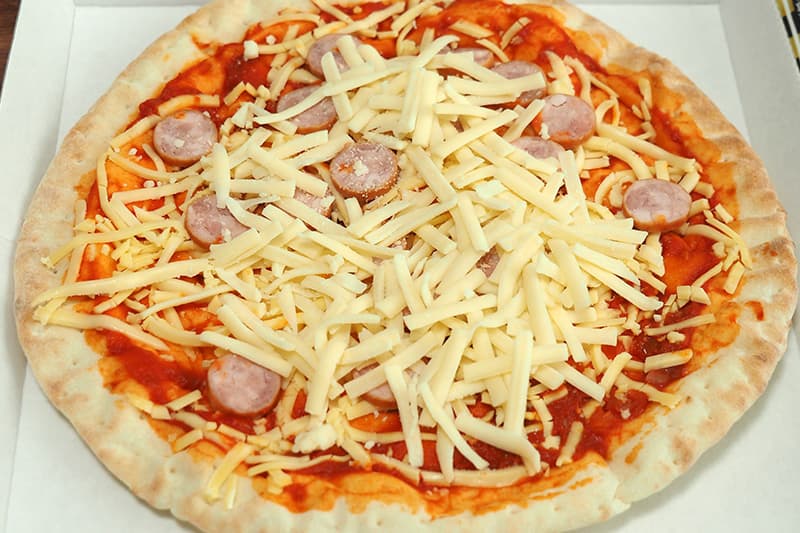 ピザ用チーズをトッピング