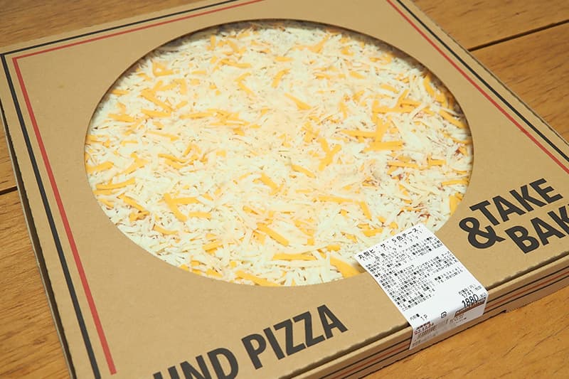 コストコ 丸型ピザ5色チーズ