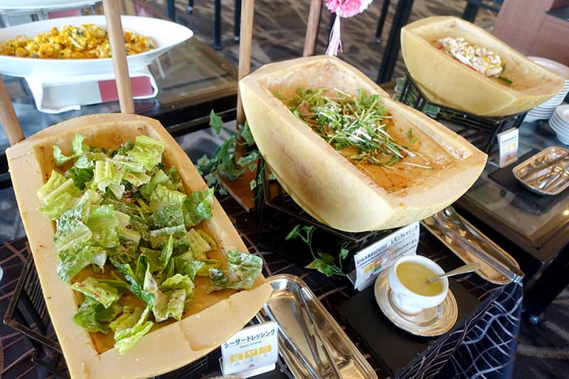 シーザーサラダとグラスミア大阪特製スーパーサラダ
