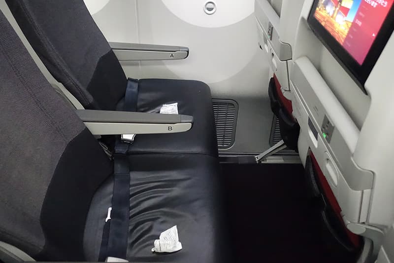 JALの普通席のシートピッチ