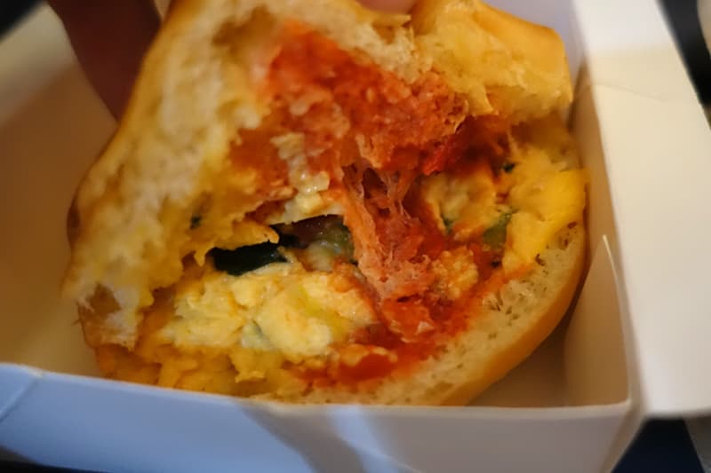 機内食のハンバーガー