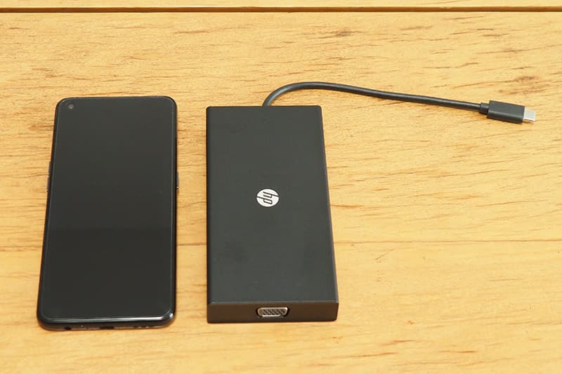HP トラベル USB-C マルチポートハブをスマホと比較