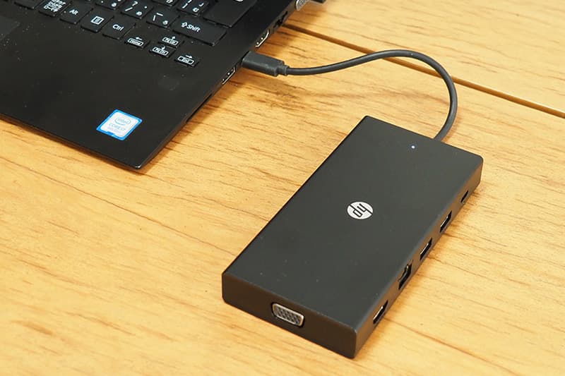 HP トラベル USB-C マルチポートハブをノートパソコンと接続