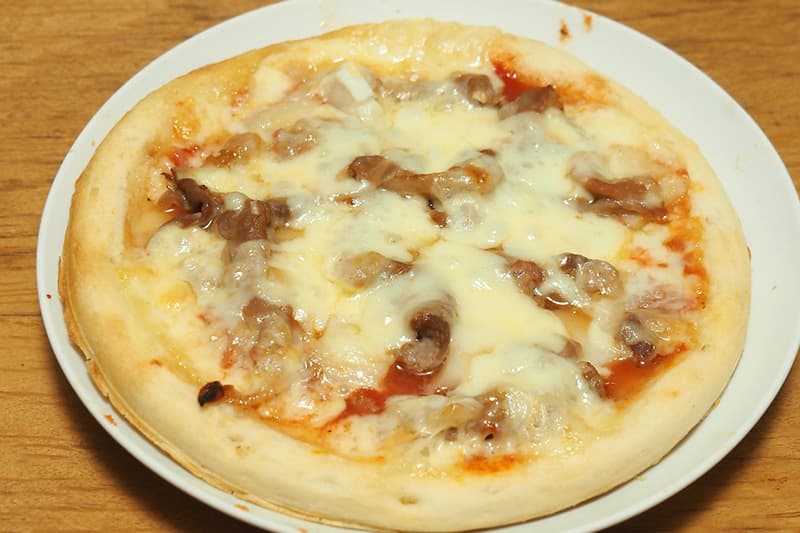 豚肉とチーズのピザ