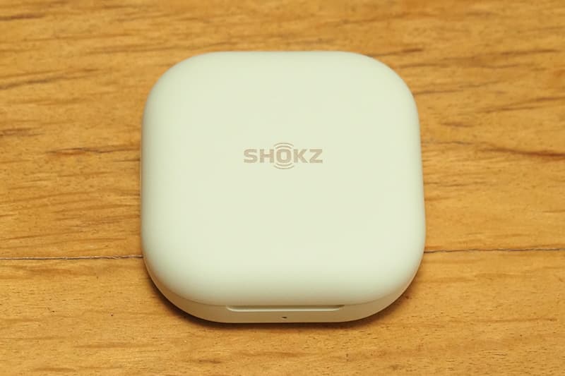 Shokz OpenFitの充電ケース