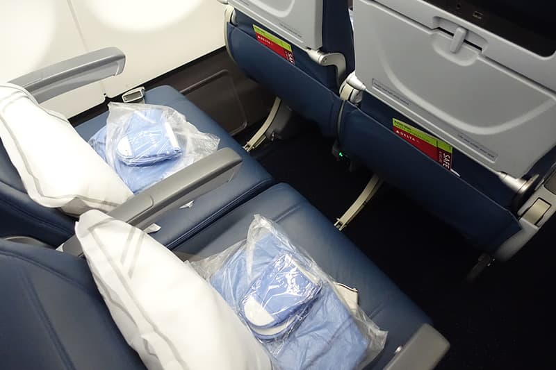 デルタ航空の毛布と枕