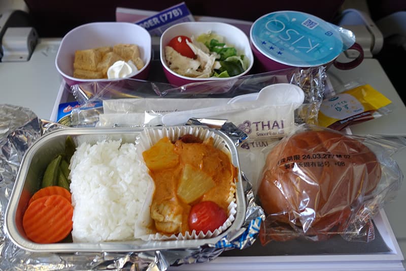 タイ国際航空のエコノミークラス機内食チキンカレー