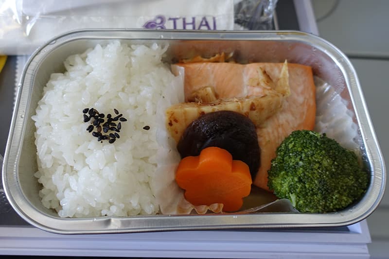 タイ国際航空のエコノミークラス機内食サーモン
