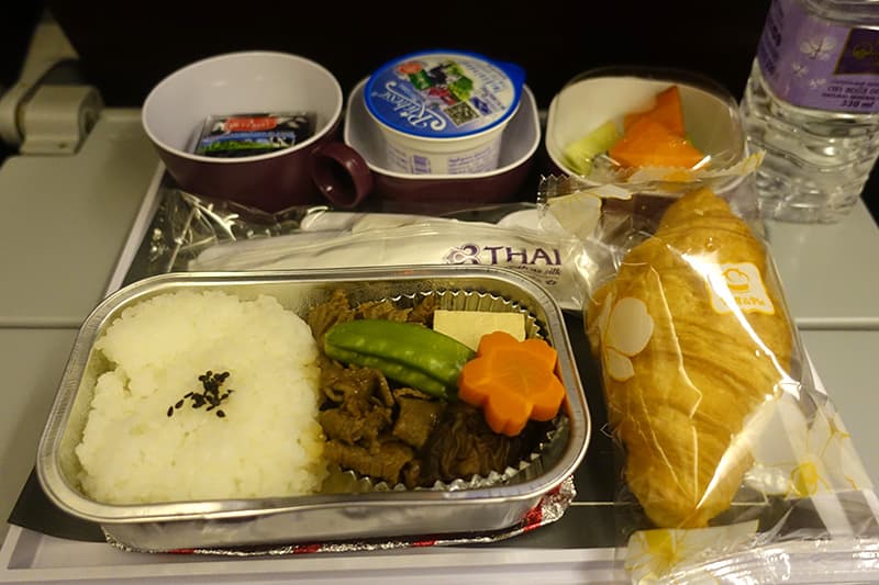タイ国際航空のエコノミークラス機内食深夜便