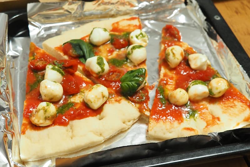 マルゲリータピザをオーブンで焼く