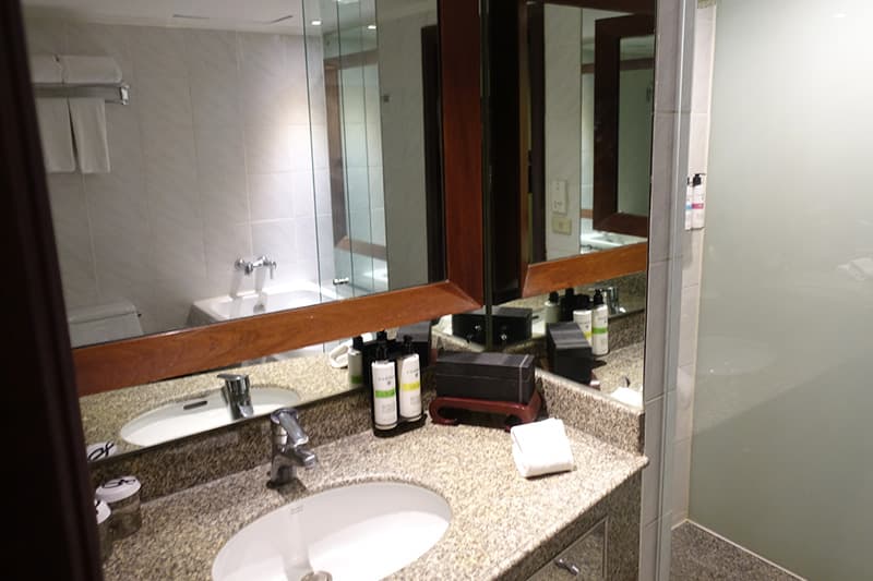 プルマン バンコク ホテル Gの洗面台
