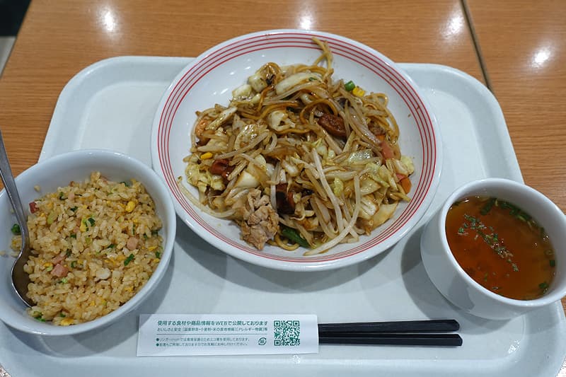 リンガーハットの焼きそばと半チャーハンとスープのセット