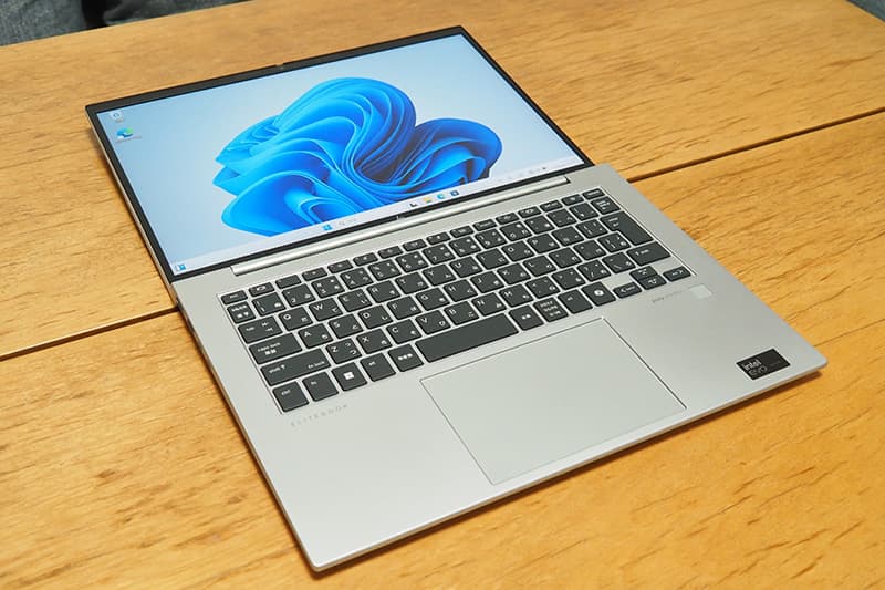 HP EliteBook 840 G11のディスプレイを180度開く