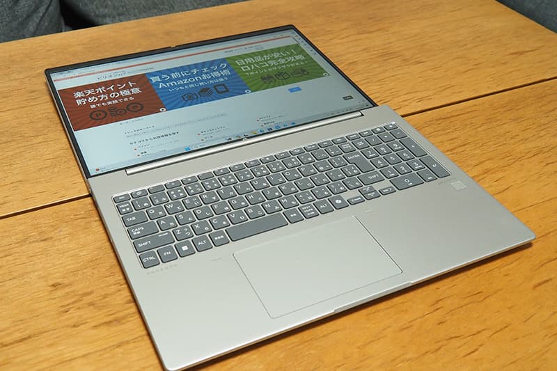 HP ProBook 465 G11のディスプレイを180度開く