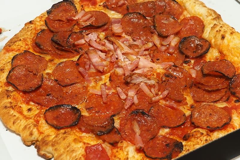 ロピアのペパロニとベーコンのピザ