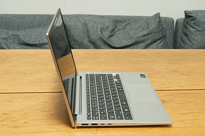 HP EliteBook 830 G11の側面