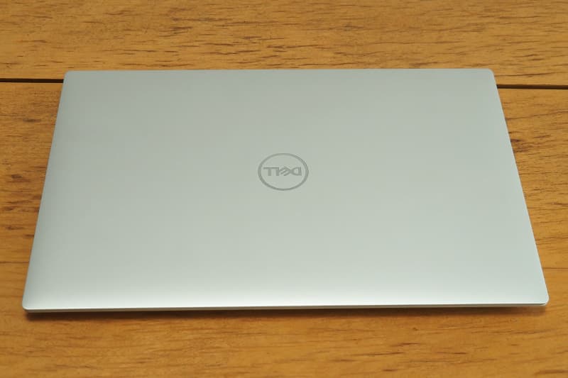 Dell XPS 16 9640のプラチナシルバー