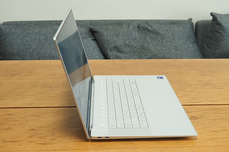 Dell XPS 16 9640の側面