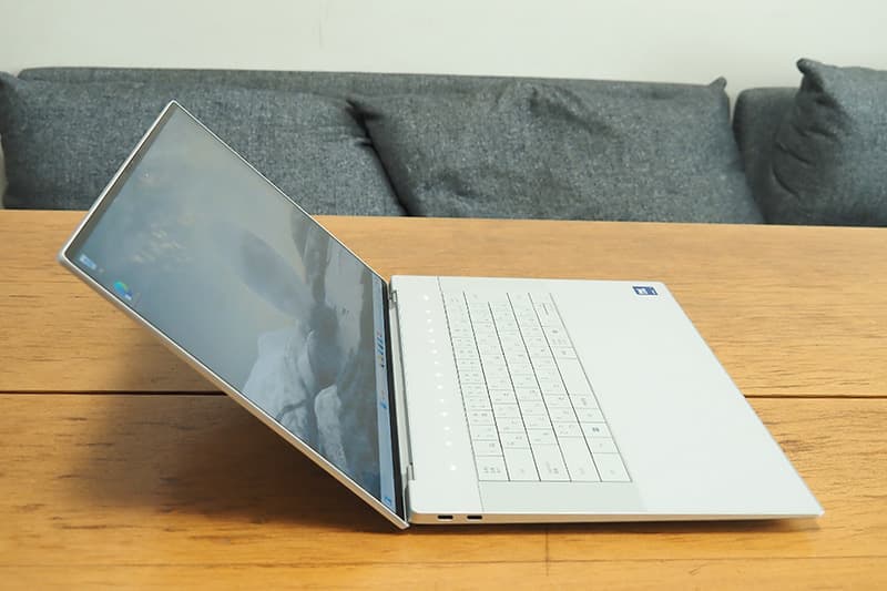 Dell XPS 16 9640の最大角度