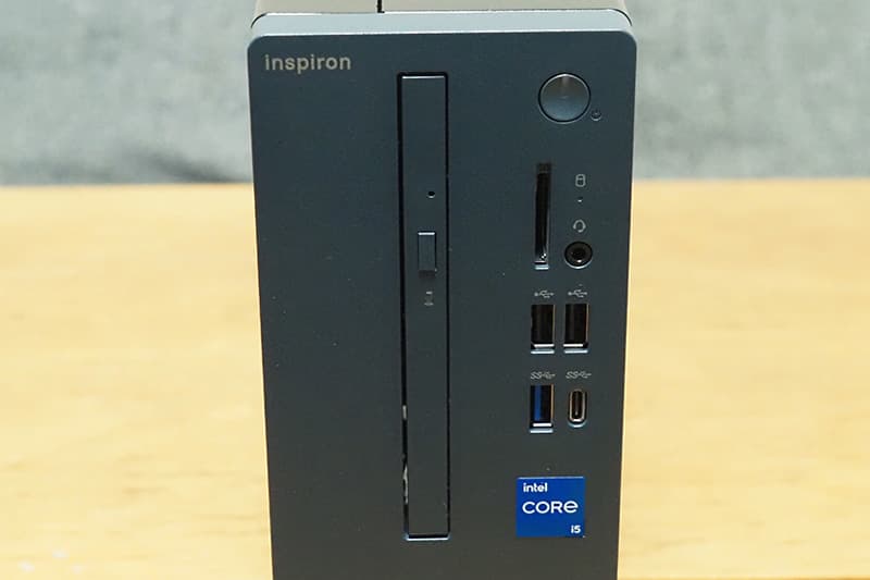 Dell Inspiron Small Desktop 3030Sの前面の外部端子