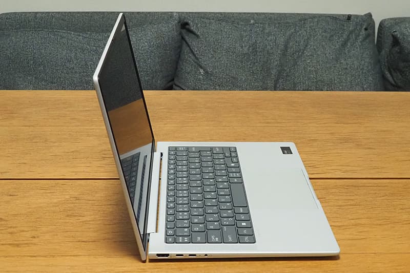 HP EliteBook 1040 G11の側面