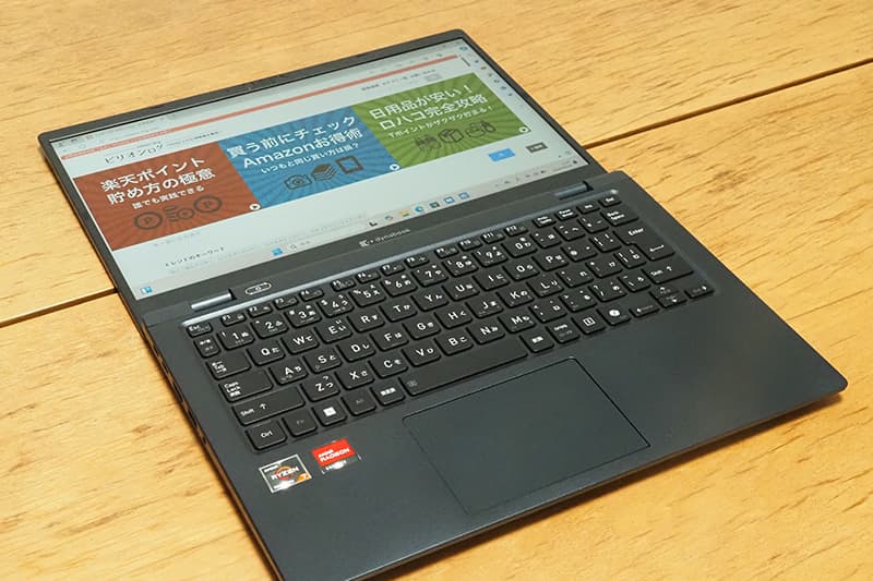 dynabook GA/ZYのディスプレイを180度まで開く