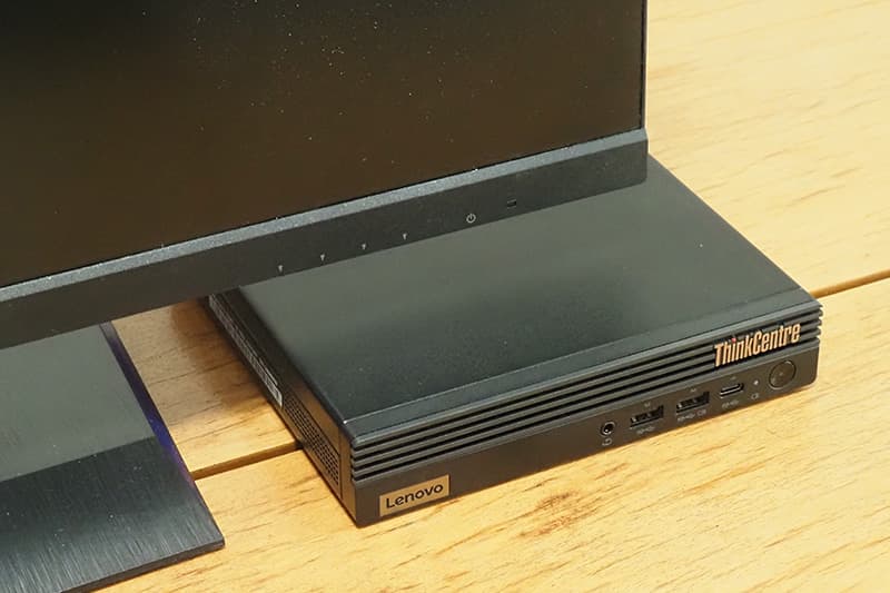 Lenovo ThinkCentre M75q Tiny Gen 5 AMDをモニターの下に設置