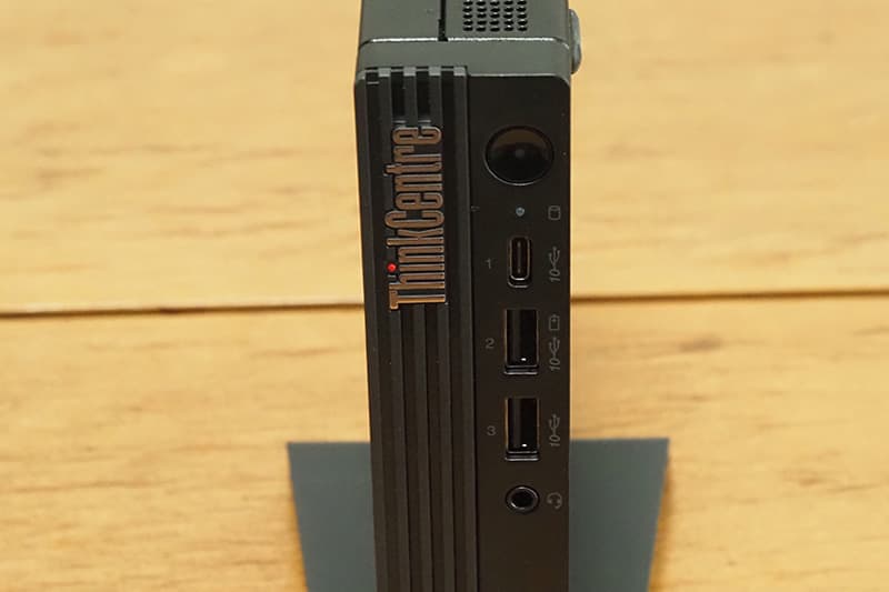 Lenovo ThinkCentre M75q Tiny Gen 5 AMDの前面の外部端子