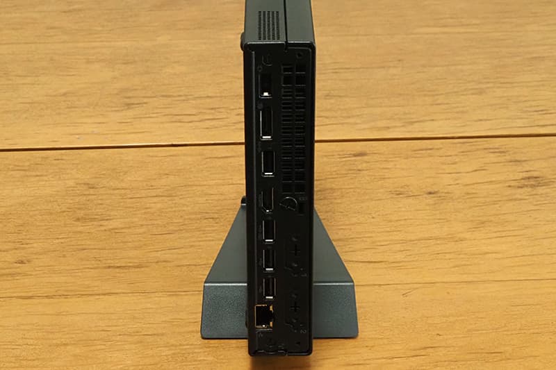 Lenovo ThinkCentre M75q Tiny Gen 5 AMDの背面の外部端子