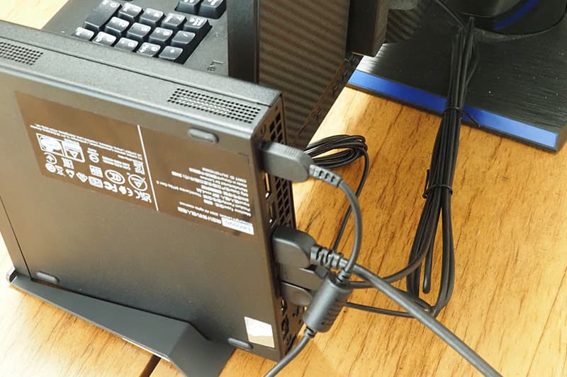 Lenovo ThinkCentre M75q Tiny Gen 5 AMDをモニターと接続