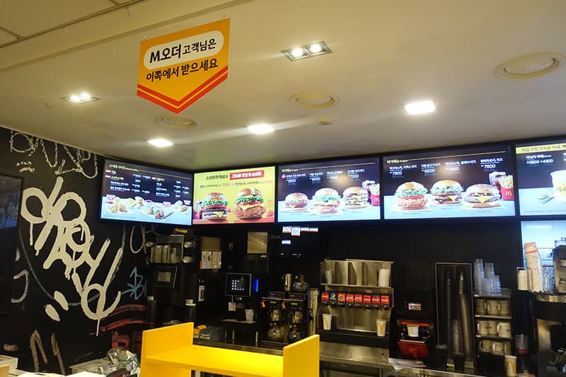 韓国のマクドナルドのカウンターで注文