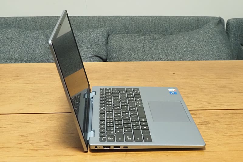 Dell Inspiron 14 5440の側面