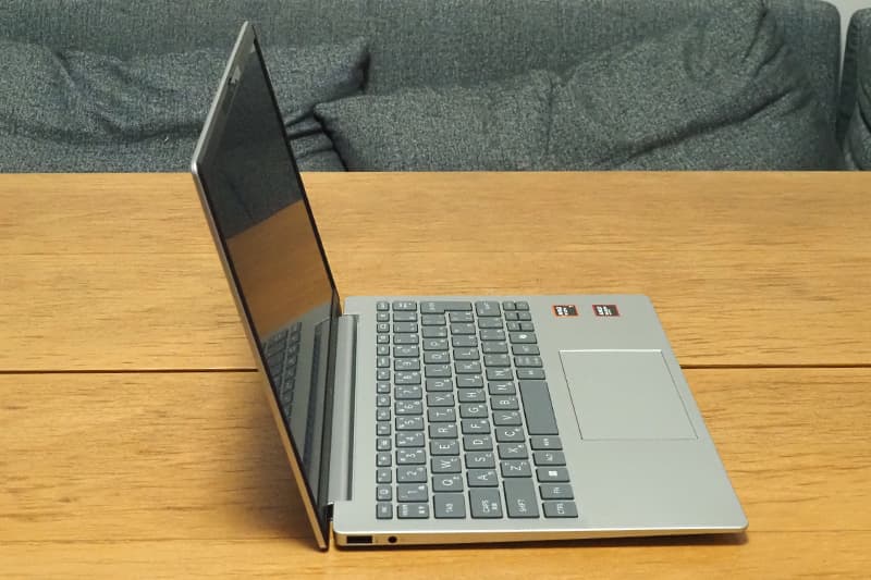 HP Pavilion Aero 13-bgの側面