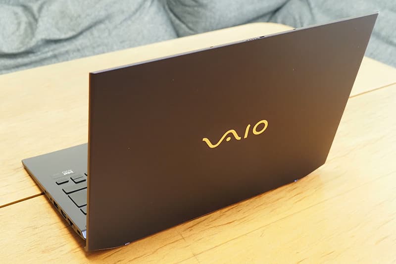 VAIO SX14-R 勝色特別仕様のデザイン