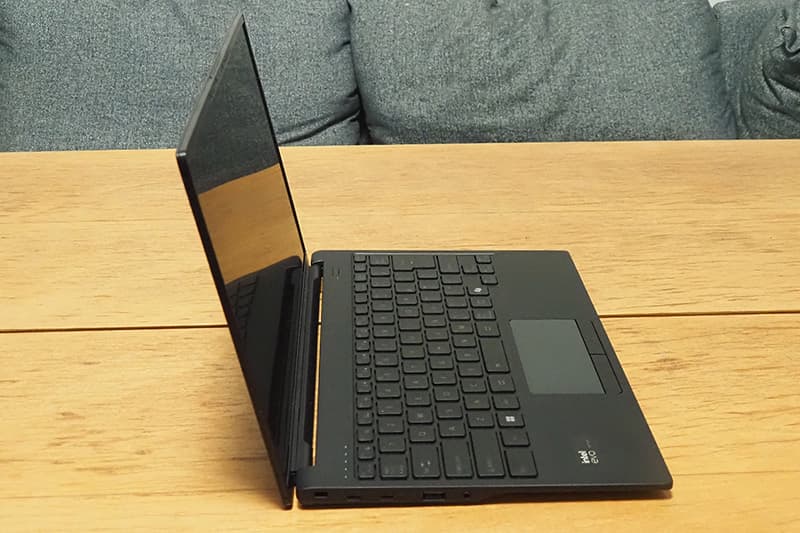 富士通 LIFEBOOK WU4 J3の側面