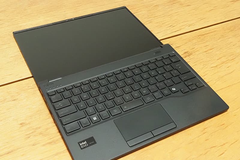 富士通 LIFEBOOK WU4 J3のディスプレイを180度開く