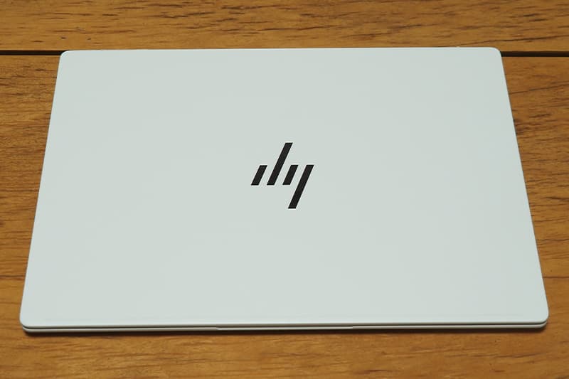 HP OmniBook X 14-feのセラミックホワイト