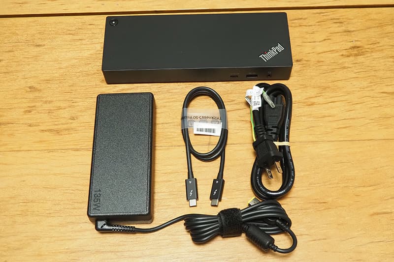 Lenovo ThinkPad ユニバーサル Thunderbolt 4 ドックの同梱物