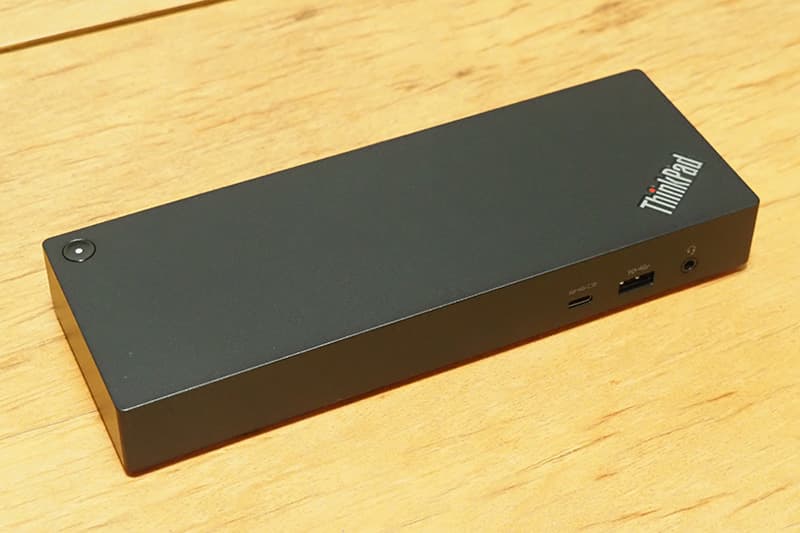 Lenovo ThinkPad ユニバーサル Thunderbolt 4 ドックの本体
