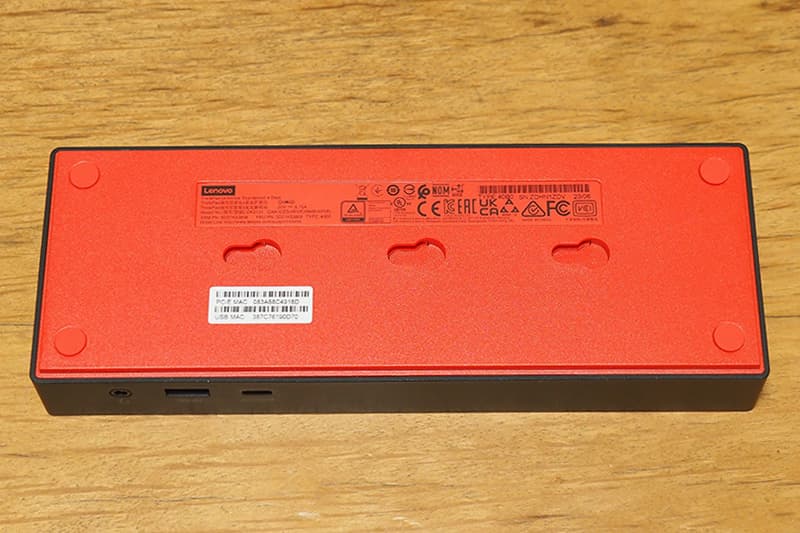 Lenovo ThinkPad ユニバーサル Thunderbolt 4 ドックの底面