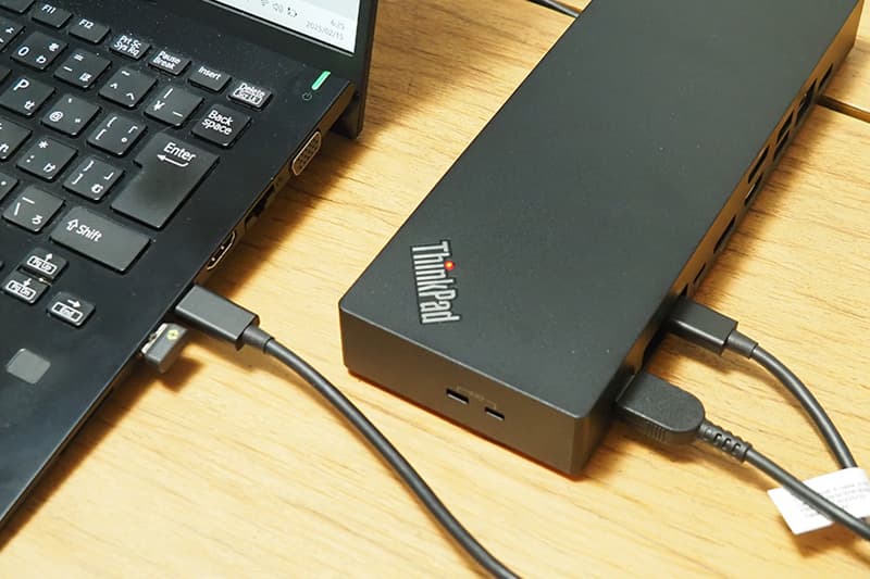 Lenovo ThinkPad ユニバーサル Thunderbolt 4 ドックとパソコンを接続