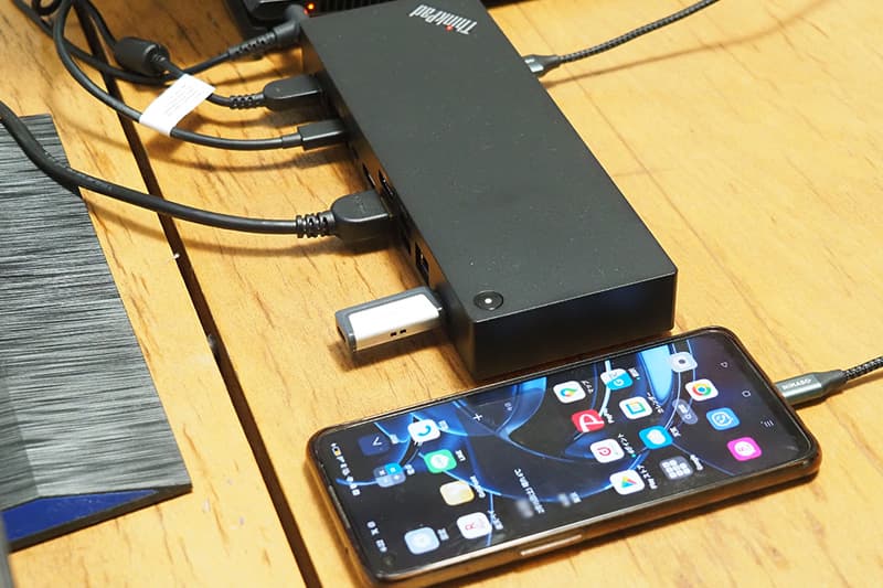 Lenovo ThinkPad ユニバーサル Thunderbolt 4 ドックを接続
